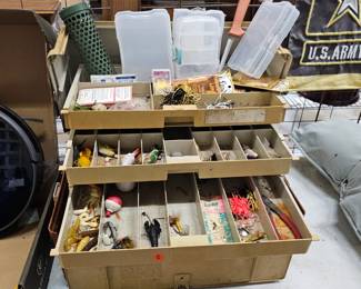 TACKLE BOX / FISHING LURES