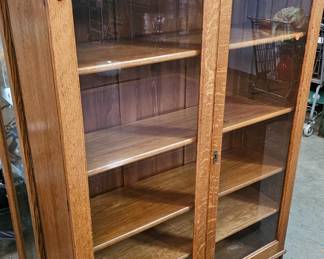 BOOKSHELF / CHINA CABINET