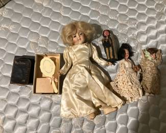 Antique dolls, Ideal 14" doll in middle