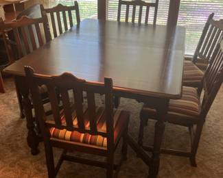 Antique 1930's dining table w 4 leaves and 6 chairs