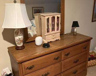 Small dresser w 6 drawers