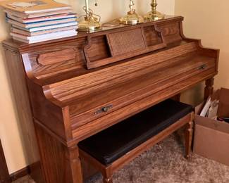 Kimball spinet piano, 3 banker's lamps w green glass shades