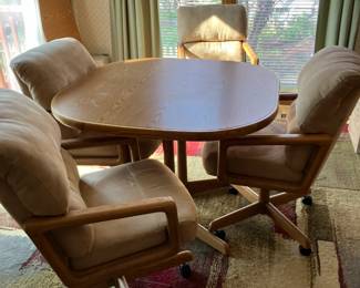 Kitchen table w leaf and 4 chairs