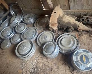 LOT OF VINTAGE HUB CAPS