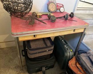 VINTAGE TABLE