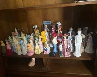 LOT OF FIGURES AND AVON BOTTLES