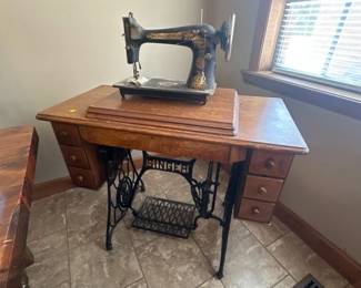 VINTAGE SINGER SEWING MACHINE WITH CABINET