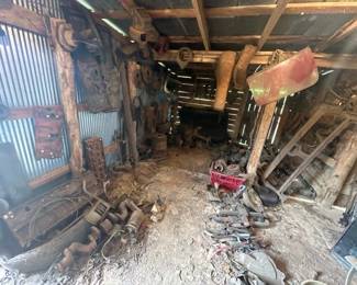 LARGE LOT OF VINTAGE CAR PARTS