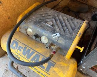 DEWALT COMPRESSOR