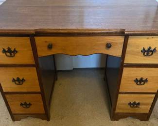 Desk With 6 Side Drawers And 1 Middle Pull Out Drawer