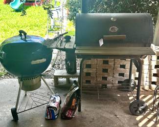 Char griller pro smoker grill, good condition.
Blue Weber grill