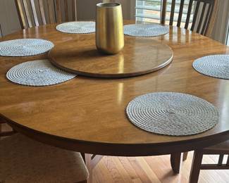 Beautiful table with 6 chairs