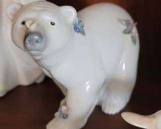 Lladró "Attentive Polar Bear" Figurine #6354