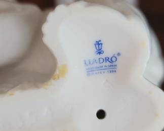 Lladró "Attentive Polar Bear" Figurine #6354