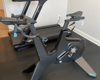 Tacx Neobike Smart Trainer and large equipment pads