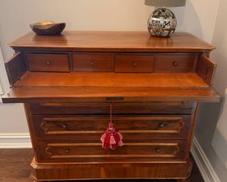 Italian 4-drawer dresser with 4 internal storage drawers and drop leaf front drawer - c. 18th century - very good condition (44" x 21.5 x 40")