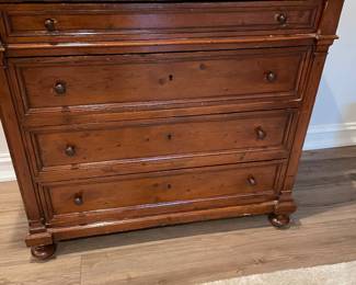 4-drawer dresser with ball feet (c. late 18th/early 19th century) - (43" x 21.75" x 40")