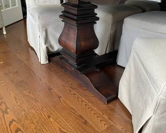 View of the pedestal on the dining table