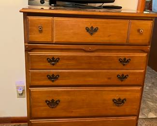MAPLE CHEST OF DRAWERS