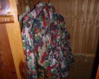 CAMOUFLAGE HUNTING GEAR