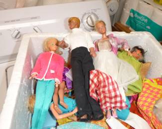 MANY BARBIE AND KEN DOLLS AND CLOTHES