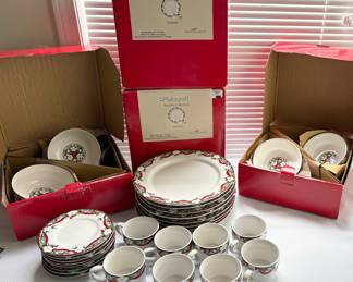 Pfaltzgraff Portfolio Collection “Yuletide” NIB (New In Box) 32 Pieces 