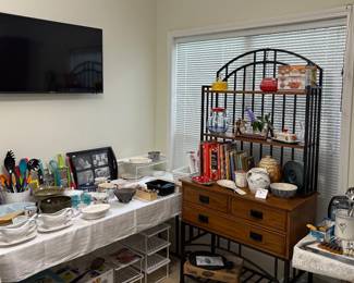 TONS OF KITCHEN ITEMS!!! 