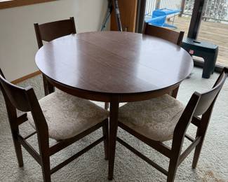 Available for presale
Table with 4 chairs and 3 leaves