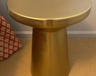 Round Pedestal Gilt Metal Accent Table.