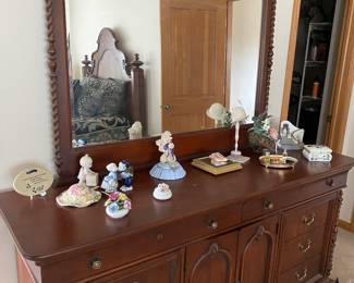 Lexington Furniture Mahogany Carved With Beveled Mirror Low Boy