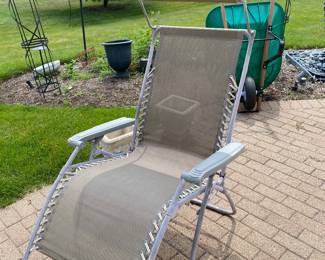 Gravity Chaise Lawn Chair with Sun Hat