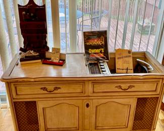 Vintage 1960's Magnox Console Radio Phonograph, WORKS!!