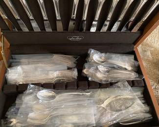 Vintage Wm Rogers 1939 "Reflections" Silver Plate Set NEVER USED. With Chest, Ice Tea Spoons, Service