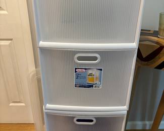 PLASTIC STORAGE CONTAINER