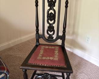 ANTIQUE CHAIR