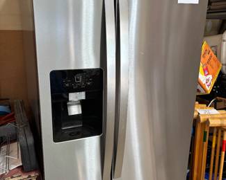 LIKE NEW REFRIG WHIRLPOOL