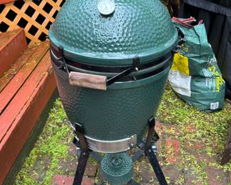 Big Green Egg Small Egg on Stand. Photo 1 of 2.