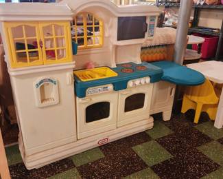 Modern child's play kitchen