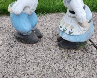 Vintage cement yard art kissing Dutch babies
