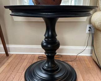 ETHAN ALLEN end table inPixio