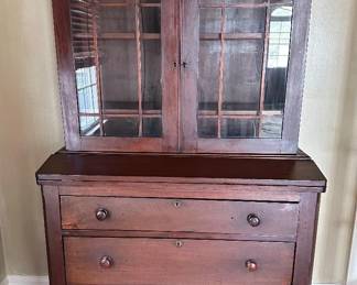 Antique Hutch inPixio