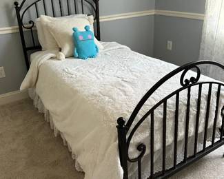 ETHAN ALLEN bed frame inPixio