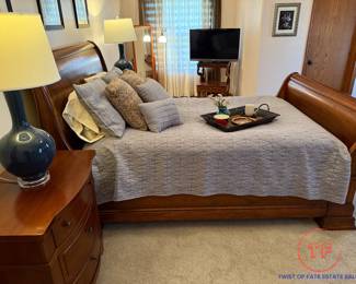 BROYHILL Bedroom Set