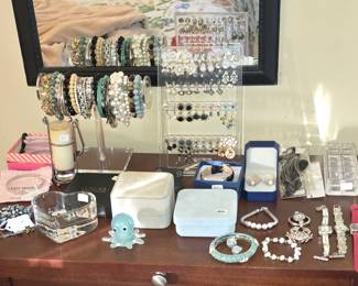 COLLECTION OF JEWELRY
