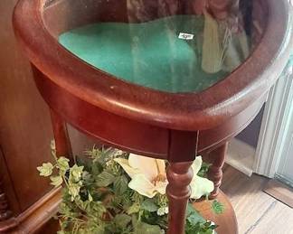 Plourd heart shaped display table