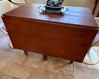 Drop leaf table
