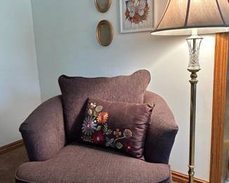 Heritage House Swivel Barrel Chair