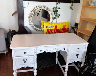 Antique desk
All drawers function well!
$175