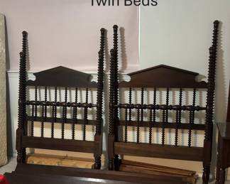 Two Jenny Lind, Four Poster twin beds