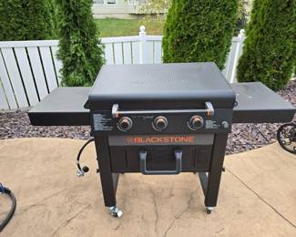 Like New - used 3 times, air fryer never used. 30" top of the line Blackstone with XL air fryer, 3 burners, liquid propane, hard top lid and nice dust cover - paid $800 at Lowes 